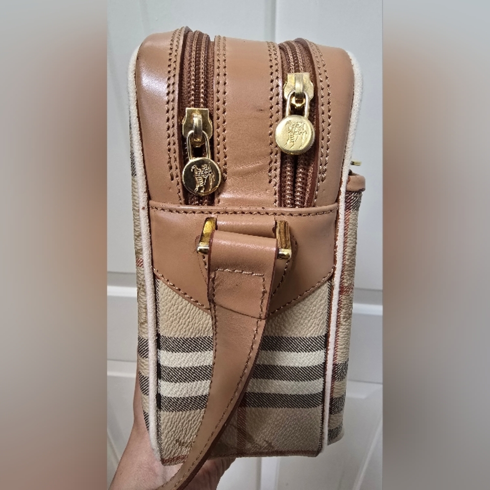 Burberry Multipocket Shoulder Bag 8 in x 10 in x 3.25 in. Bag Drop 18.5 in - Picture 9 of 17